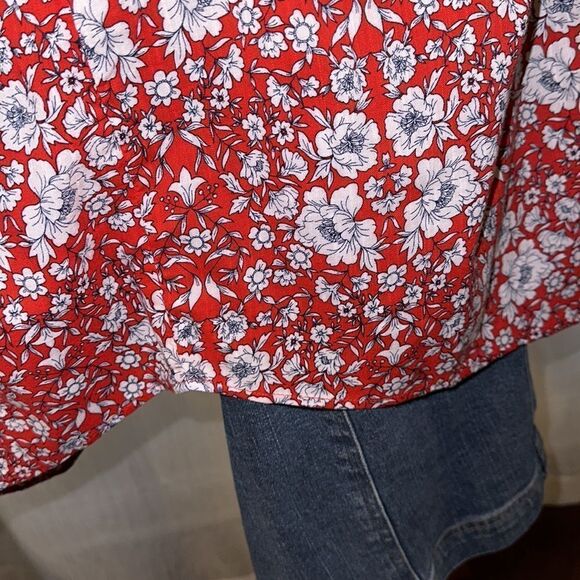 StJohn’s Bay 2X Classic All American Colors Red Blue White Floral V-Neck Blouse - Picture 7 of 12